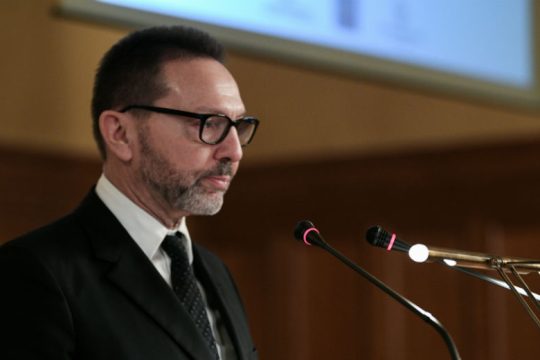 Η Φρανκφούρτη «δείχνει» Στουρνάρα