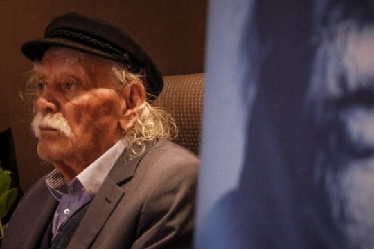 Τιμή στον Γλέζο