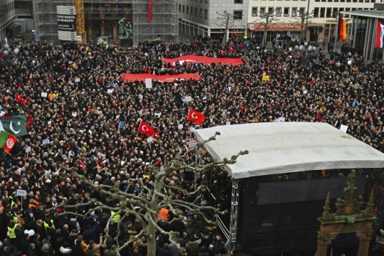 Πορεία 10.000 ατόμων στη Χανάου για τα θύματα της επίθεσης