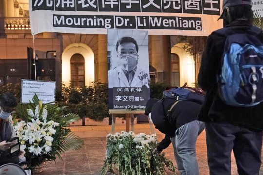 Πέθανε ο πρώτος πολέμιος του νέου κορονοϊού