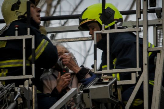 Απεγκλωβίστηκαν δύο γυναίκες από φλεγόμενο διαμέρισμα στο Π. Φάληρο