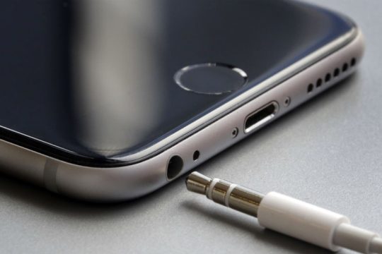 Πρόστιμο 25 εκατ. ευρώ στην Apple επειδή επιβραδύνει τα παλιά μοντέλα iPhone