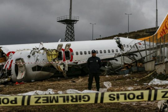 Ψάχνουν στα μαύρα κουτιά τα αίτια του δυστυχήματος στην Κωνσταντινούπολη