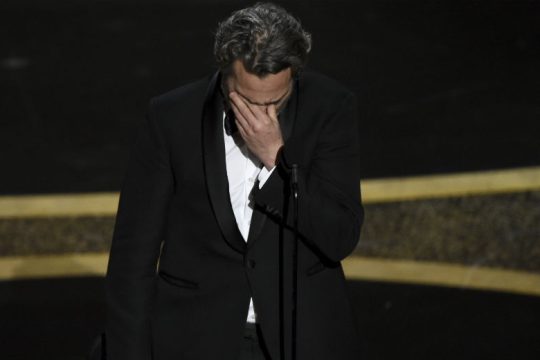 Συγκλονιστικός ο Χοακίν Φίνιξ στην απονομή τον Όσκαρ