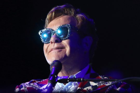 Ο Elton John χάνει τη φωνή του πάνω στη σκηνή και δακρύζει