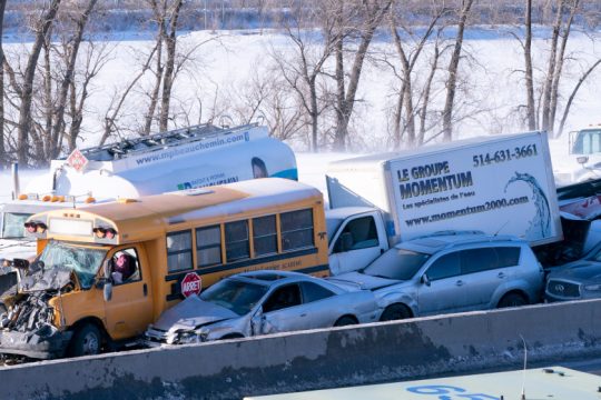 Καραμπόλα μαμούθ με 200 οχήματα στον Καναδά – 70 τραυματίες