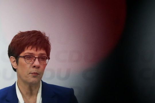 Η Καρενμπάουερ φεύγει, η αβεβαιότητα παραμένει