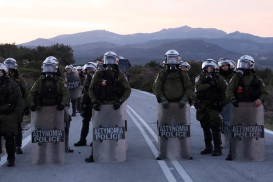 «Νόμος και τάξη» με δακρυγόνα και ξύλο σε Λέσβο και Χίο