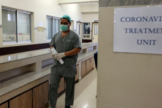 Σχεδόν 4.000 άνθρωποι σε καραντίνα σε κρουαζιερόπλοιο ανοικτά του Τόκιο