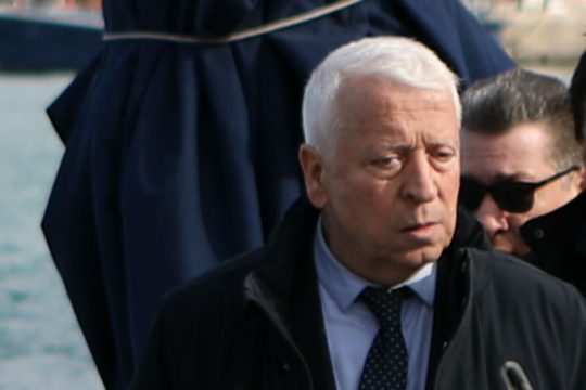 «Δυναμίτης» Μουτζούρη στη σύσκεψη για το προσφυγικό 