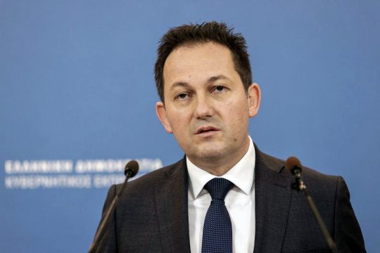 «Πολιτική του μαγκαλιού» για την κυβέρνηση η κριτική Τσίπρα για τα σχολικά γεύματα