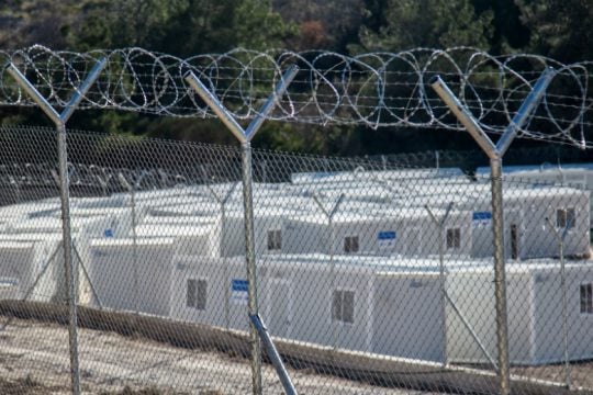 Αυταρχισμός και εμπαιγμός των τοπικών κοινωνιών