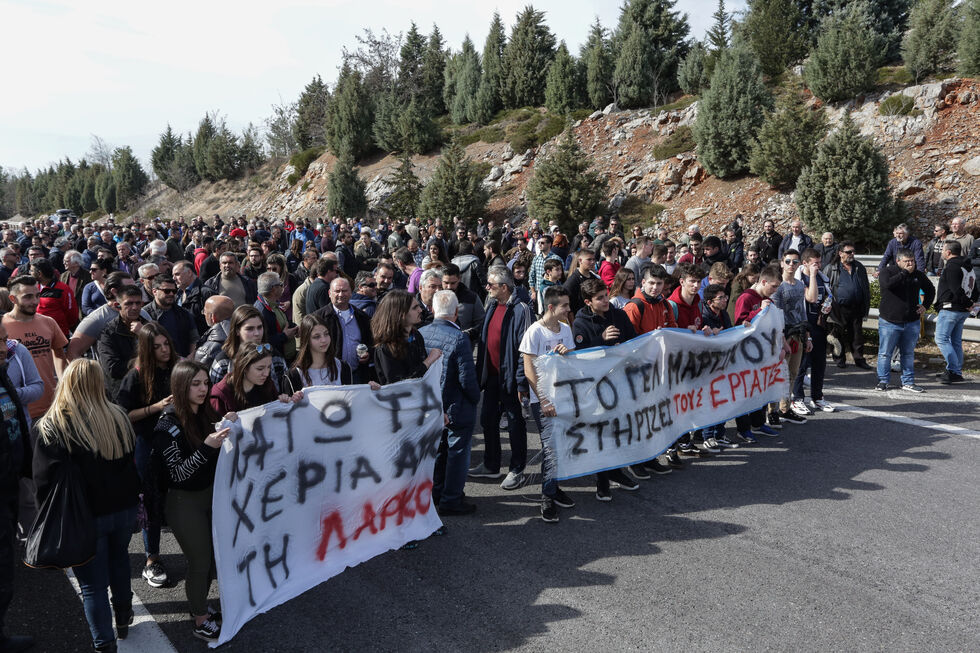 «Με αίμα και ιδρώτα δένουμε το ατσάλι, θα τους σταματήσουμε με ενότητα και πάλη»