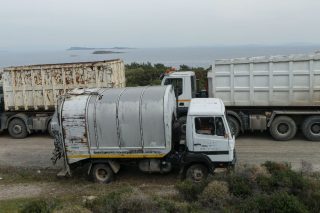 Δήμος και κάτοικοι έχουν αποκλείσει επιταγμένη περιοχή στη Λέσβο