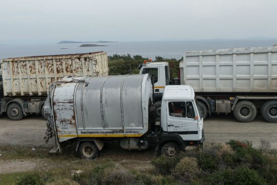 Δήμος και κάτοικοι έχουν αποκλείσει επιταγμένη περιοχή στη Λέσβο