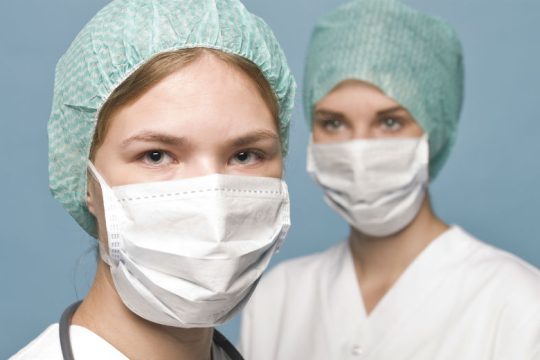 Αύξηση 300% στις τιμές των μασκών καταγγέλλει η ΠΟΕΔΗΝ