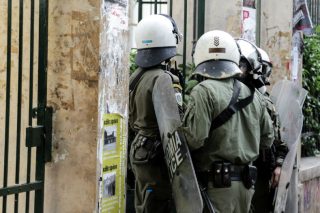 «Ρίξε μου ρε. Ρίξε μου ρε βλάκα»