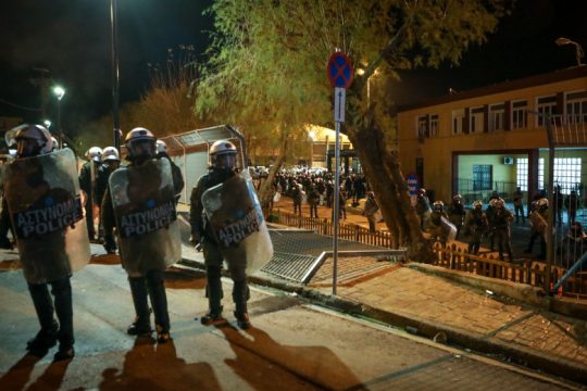 Μήνυση 19 δικηγόρων για την αστυνομική βία στη Μυτιλήνη