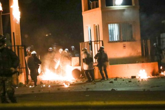 Λέσβος: «Πολιορκία» στρατοπέδου μετά την αστυνομική καταστολή [εικόνες + βίντεο]