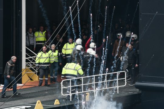 Οι εικόνες της ντροπής από την επέλαση των ΜΑΤ