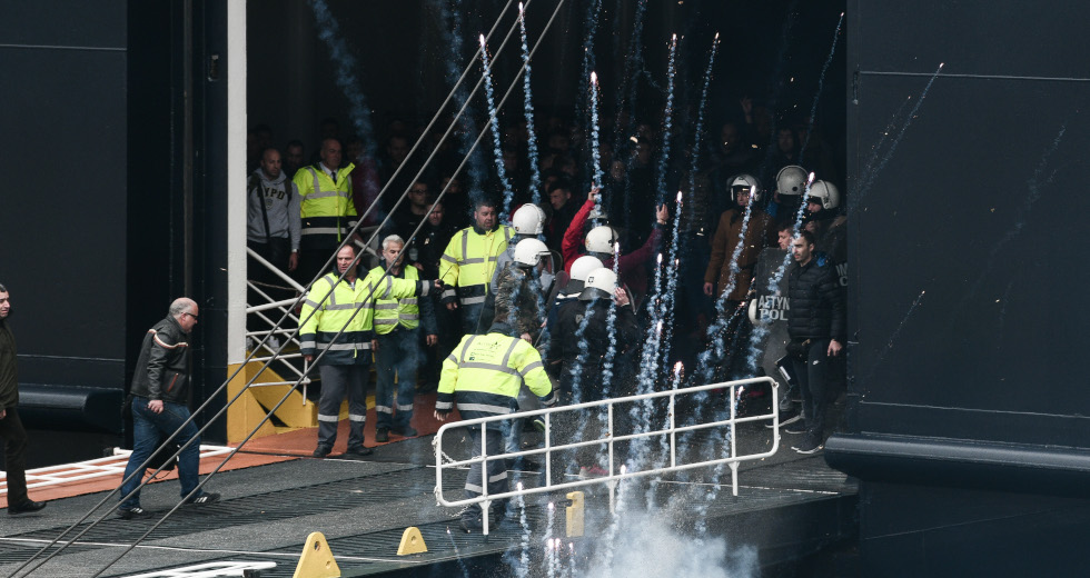 Οι εικόνες της ντροπής από την επέλαση των ΜΑΤ