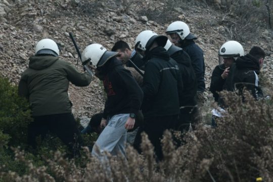 Βίντεο: Το αποχαιρετιστήριο «γλέντι» των ανδρών των ΜΑΤ