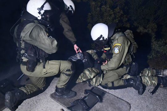 Με ΜΑΤ, στρατό και μπουλντόζες ανοίγουν «τάφους» για πρόσφυγες