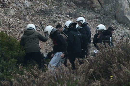 Τα ΜΑΤ έφυγαν όπως ήρθαν: δέρνοντας, καταστρέφοντας και προκαλώντας