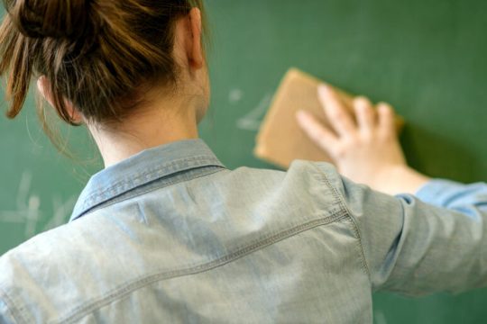 «Αλληγορικά» παραδείγματα με σεξισμό και μισογυνισμό από την Ένωση Ελλήνων Φυσικών