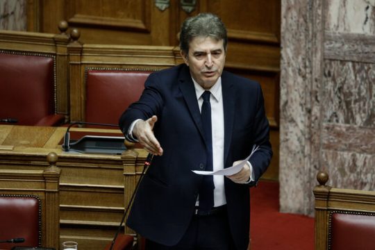 Ανταλλαγή πυρών για τη βία της αστυνομίας