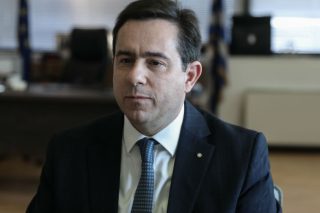 Διευκρινίσεις για τον εξοπλισμό των γραφείων του υπ. Μετανάστευσης και Ασύλου