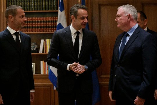 Συνυποσχετικά συνεργασίας υπέγραψε η κυβέρνηση με UEFA και FIFA