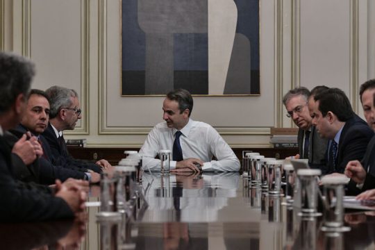 Πηγαίνει στα νησιά για συναίνεση
