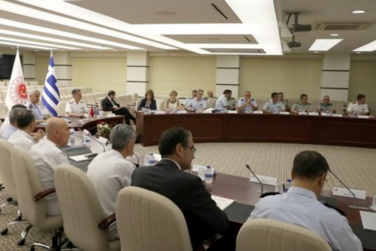 Υπό τη σκιά παραβιάσεων και αερομαχιών οι συζητήσεις για τα ΜΟΕ