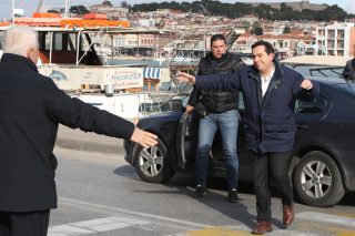 Η κυβέρνηση παίζει (με…) τον Μουτζούρη