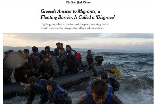 NYTimes: Η ελληνική απάντηση στο προσφυγικό με πλωτά φράγματα «αποκαλείται ντροπή»