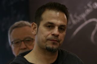 Ο Ντέμης στο Μαξίμου με την κυβέρνηση να… ψαρεύει σε θολά νερά