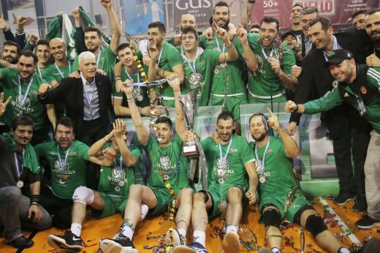 Πράσινη η κούπα στο «χρυσό» σετ!