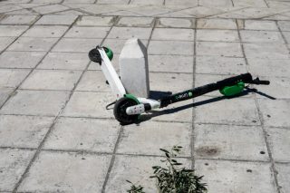 Ατυχήματα με ηλεκτρικά πατίνια στην Κρήτη: Δύο άτομα στην εντατική σε σοβαρή κατάσταση