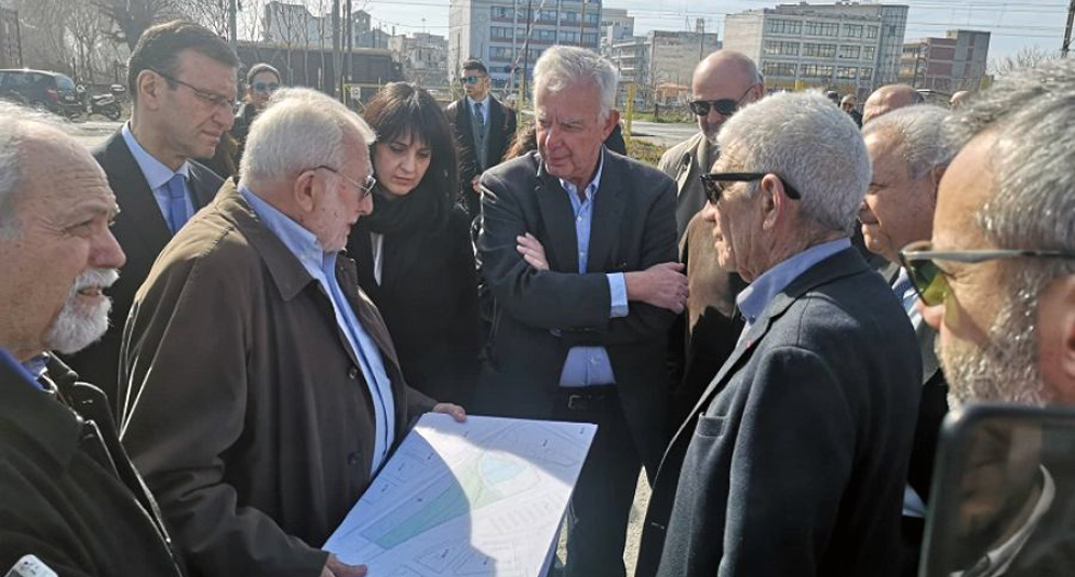 Εμεινε… Πικραμμένος με τις καθυστερήσεις