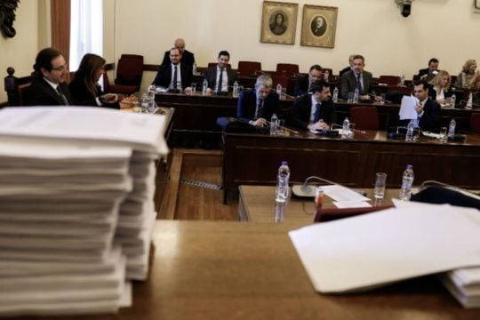 Νόμοι μόνο για τους πολίτες, όχι για τους πολιτικούς