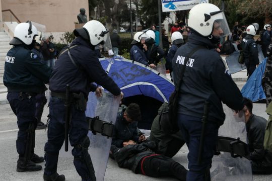 Άσυλο με… ξύλο και χημικά