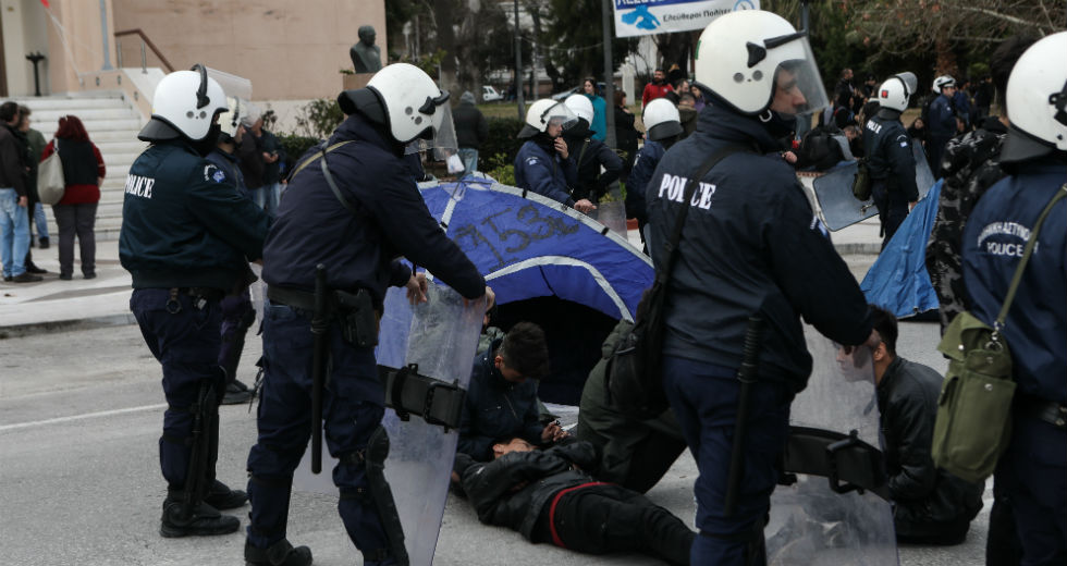 Άσυλο με… ξύλο και χημικά