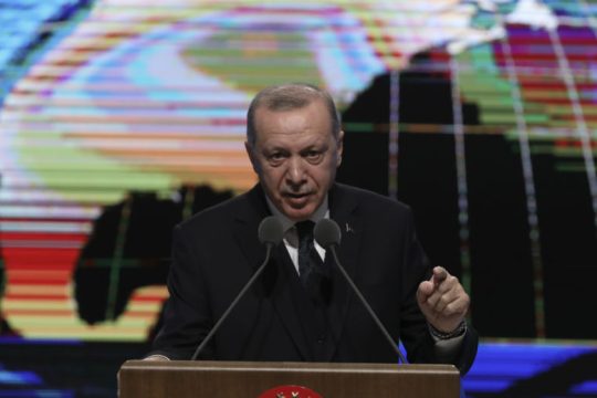 Μειώνονται τα ποσοστά του κόμματος του Ερντογάν στις δημοσκοπήσεις