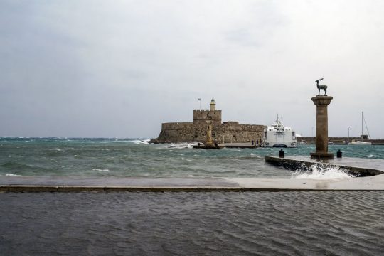Έξω από το λιμάνι της Ρόδου κρατάνε οι ισχυροί άνεμοι το «Blue Star2»