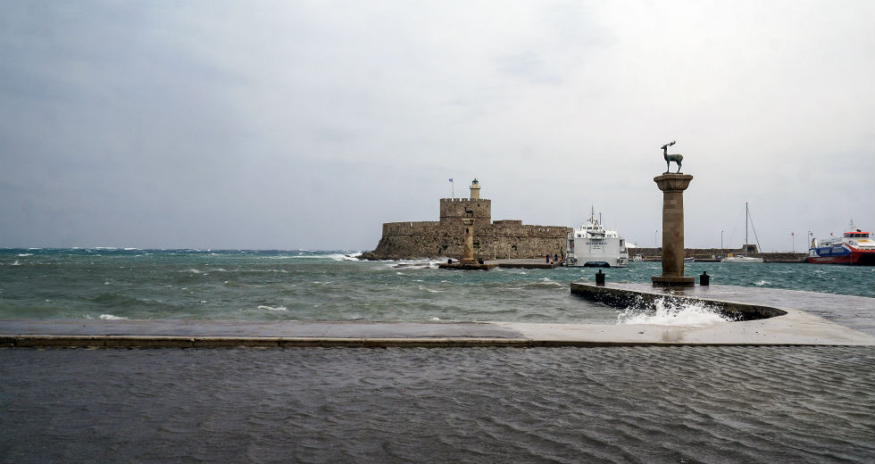 Έξω από το λιμάνι της Ρόδου κρατάνε οι ισχυροί άνεμοι το «Blue Star2»