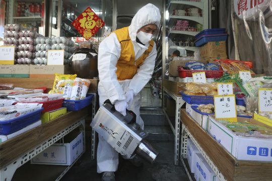 Πλησιάζουν τους 500 οι νεκροί από τον νέο κορονοϊό