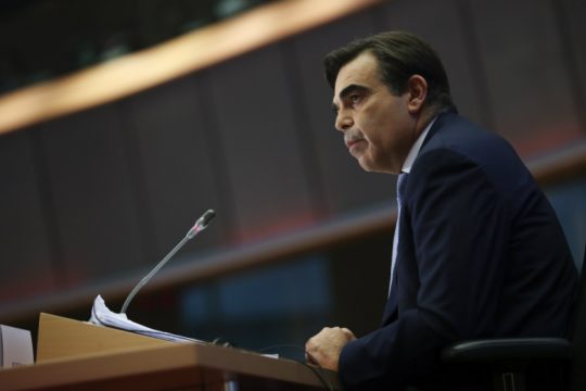 Ισορροπίες στο προσφυγικό επιχειρεί να κρατήσει η Κομισιόν