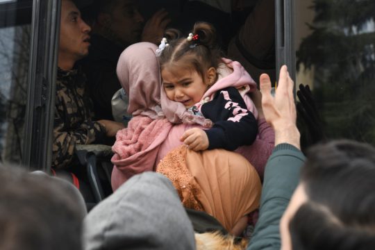 Μπαράζ απειλών και εμπόριο ελπίδας