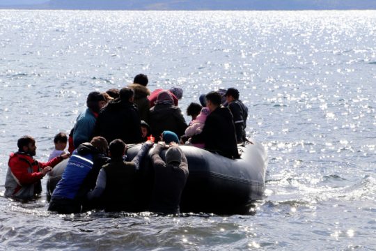 Περισσότεροι από 150 πρόσφυγες και μετανάστες στα ελληνικά νησιά σήμερα